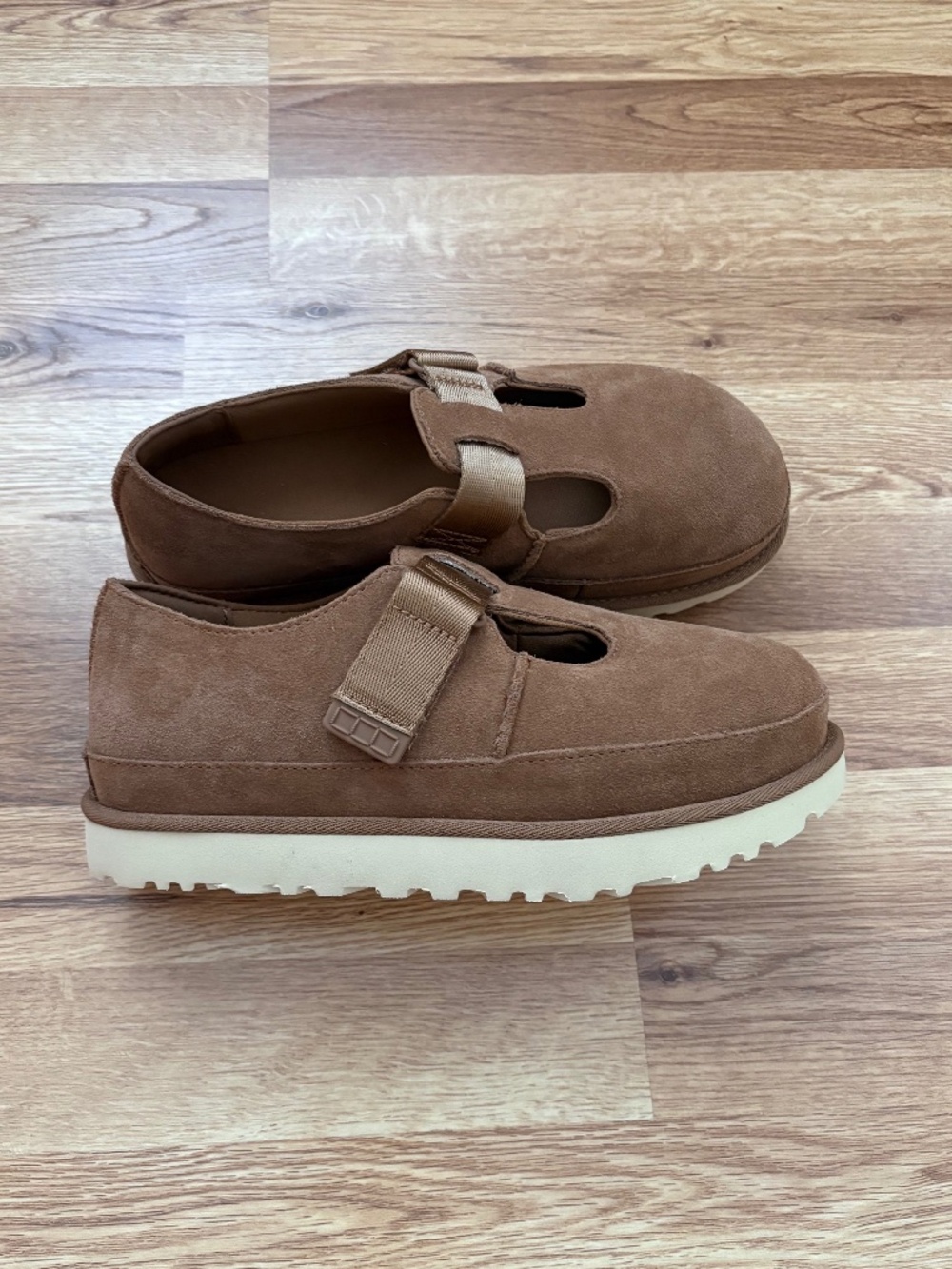 NWOT UGG S/N 1171506 women’s Goldenstar Mary Jane Shoes